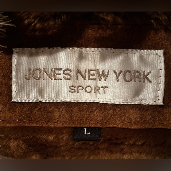 Vintage- Genuine Leather Jacket with warm plush collar. Excellent condition. - Picture 6 of 7